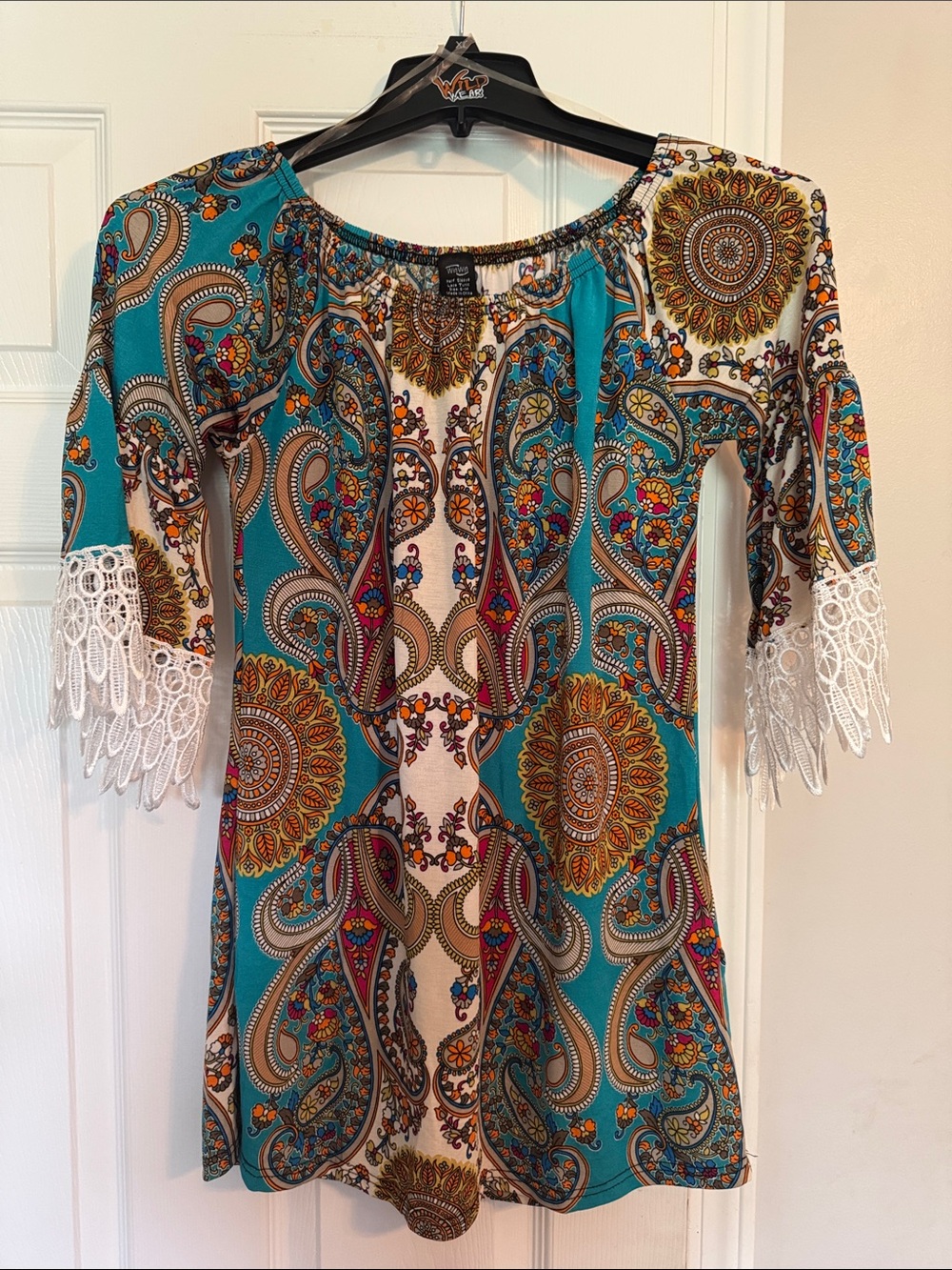 WinWin Teal and Cream Paisley Medallion Peasant Blouse with Lace Sleeves S-M